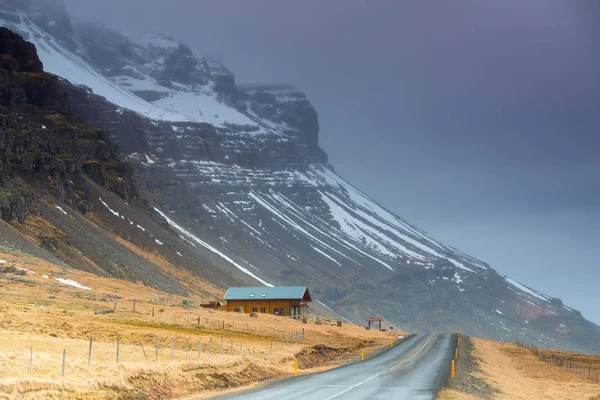 道路や山の典型的なアイスランドの風景. — ストック写真