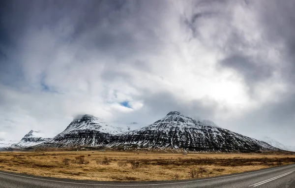 Tipik İzlanda manzara yol ve dağ. — Stok fotoğraf