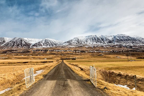 Tipik İzlanda manzara yol ve dağ. — Stok fotoğraf