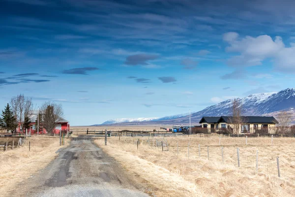 Typiska Island landskap med väg- och bergen. — Stockfoto