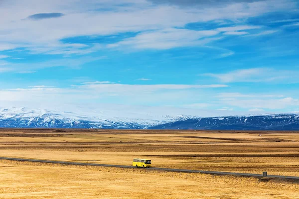 Paysage typique de l'Islande avec route et montagnes . — Photo