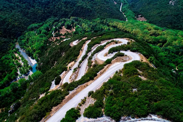 Vista aérea de la provincial con muchos zigzag carretera en el Epiru — Foto de Stock