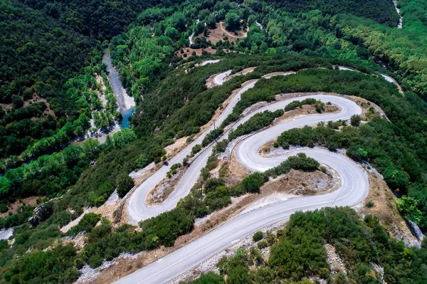 Veduta aerea della provinciale con molte strade a zig-zag nell'Epiru — Foto Stock