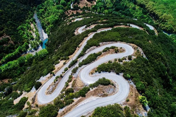 Veduta aerea della provinciale con molte strade a zig-zag nell'Epiru — Foto Stock