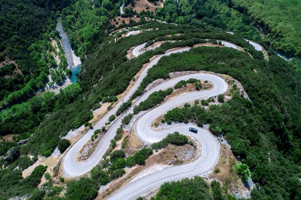 Veduta aerea della provinciale con molte strade a zig-zag nell'Epiru — Foto Stock