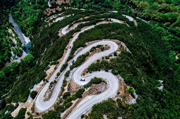 Vista aérea de la provincial con muchos zigzag carretera en el Epiru — Foto de Stock