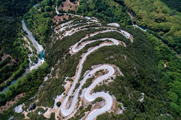 Vista aérea de la provincial con muchos zigzag carretera en el Epiru — Foto de Stock