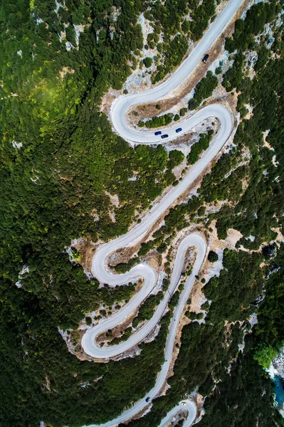 Vista aérea de la provincial con muchos zigzag carretera en el Epiru — Foto de Stock