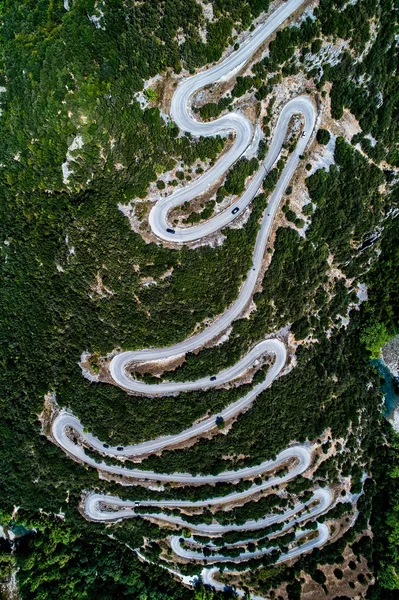 Veduta aerea della provinciale con molte strade a zig-zag nell'Epiru — Foto Stock