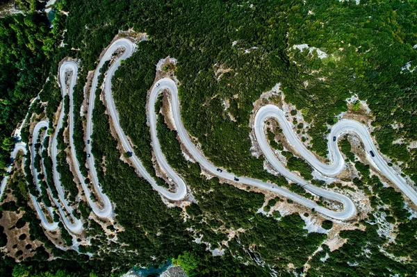 Luchtfoto van de provinciaal met vele zigzag weg in de Epiru — Stockfoto