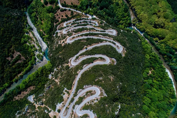 Вид с воздуха на провинцию со многими зигзагами дороги в Эпиру — стоковое фото