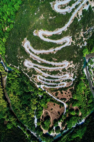 Letecký pohled na provinční s mnoha klikatá cesta v Epiru — Stock fotografie