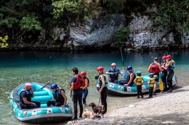 Macera takım Zagori otelleri Voidomatis Nehri rafting yapıyor