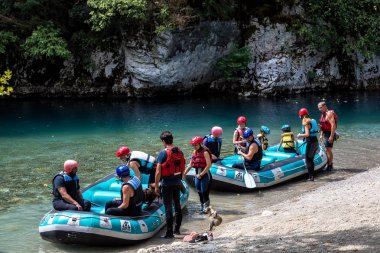 Macera takım Zagori otelleri Voidomatis Nehri rafting yapıyor