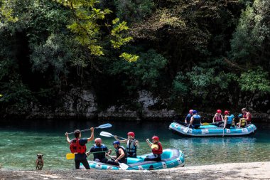 Macera takım Zagori otelleri Voidomatis Nehri rafting yapıyor