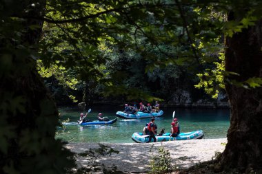 Macera takım Zagori otelleri Voidomatis Nehri rafting yapıyor