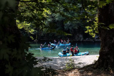 Macera takım Zagori otelleri Voidomatis Nehri rafting yapıyor