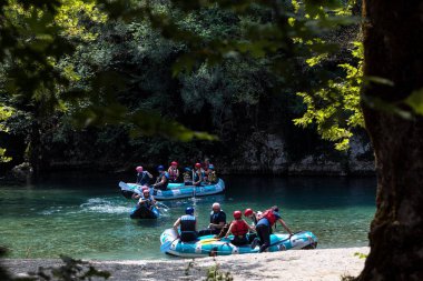 Macera takım Zagori otelleri Voidomatis Nehri rafting yapıyor