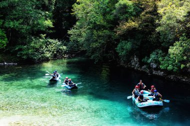 Macera takım Zagori otelleri Voidomatis Nehri rafting yapıyor