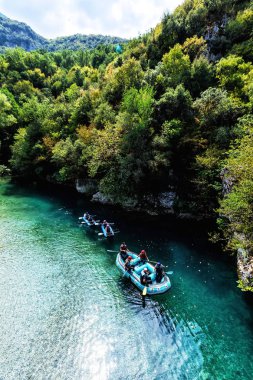 Macera takım Zagori otelleri Voidomatis Nehri rafting yapıyor