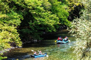 Macera takım Zagori otelleri Voidomatis Nehri rafting yapıyor