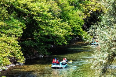 Macera takım Zagori otelleri Voidomatis Nehri rafting yapıyor