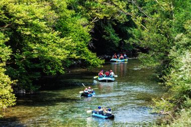 Macera takım Zagori otelleri Voidomatis Nehri rafting yapıyor