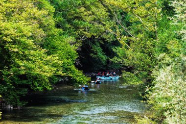 Macera takım Zagori otelleri Voidomatis Nehri rafting yapıyor