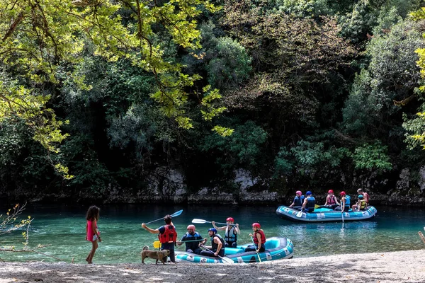 Equipo de aventura haciendo rafting del río Voidomatis en Zagori — Foto de Stock