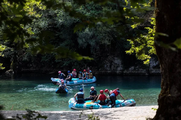 Equipo de aventura haciendo rafting del río Voidomatis en Zagori — Foto de Stock