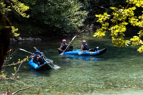 Eventyrlag som gjør rafting av Voidomatis-elva i Zagori – stockfoto