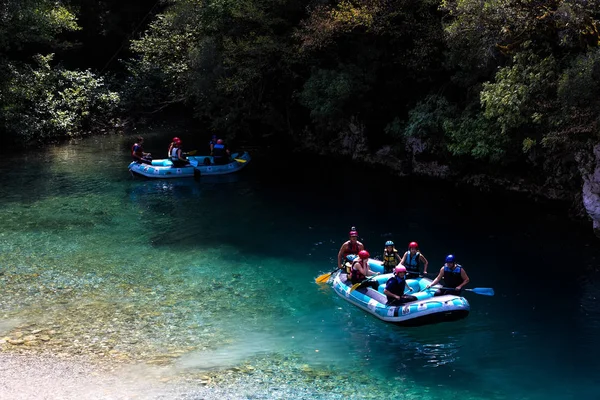 Dobrodružství tým dělá, rafting na řece Voidomatis v Zagori — Stock fotografie