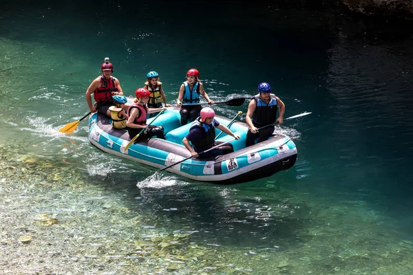 Equipo de aventura haciendo rafting del río Voidomatis en Zagori —  Fotos de Stock