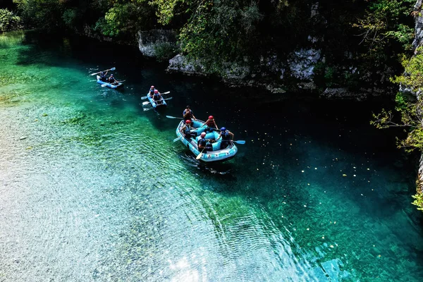 Kaland csapat csinál, vadvízi evezés, a Voidomatis folyó Zagori — Stock Fotó