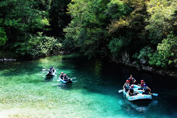 Dobrodružství tým dělá, rafting na řece Voidomatis v Zagori — Stock fotografie