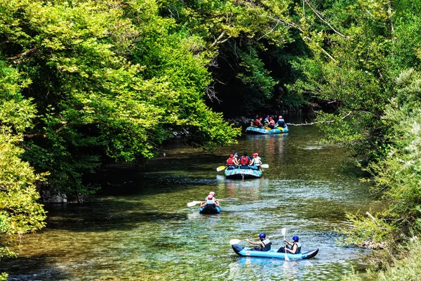 Team di avventura facendo rafting del fiume Voidomatis a Zagori — Foto Stock