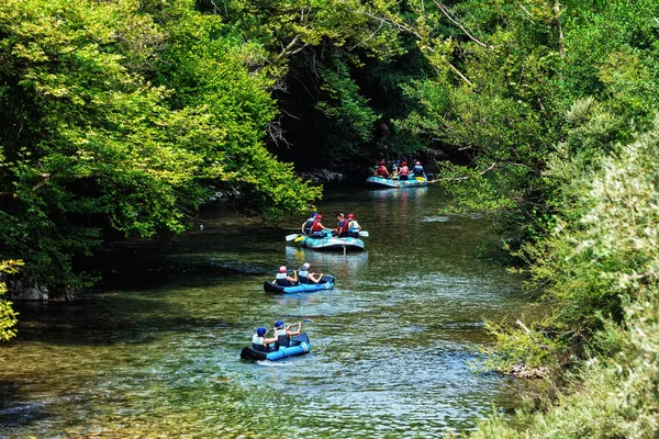 Team di avventura facendo rafting del fiume Voidomatis a Zagori — Foto Stock