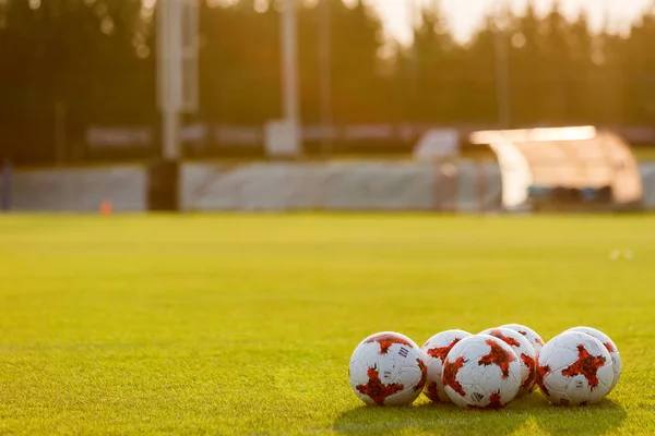 Pelotas de fútbol apiladas durante el entrenamiento — Foto de Stock