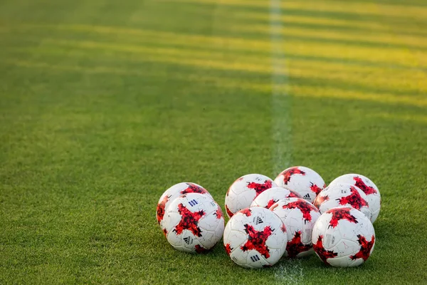 Bolas de futebol empilhadas durante o treinamento — Fotografia de Stock