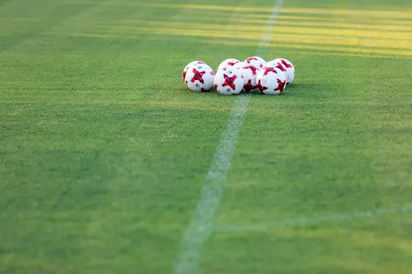 Pelotas de fútbol apiladas durante el entrenamiento — Foto de Stock