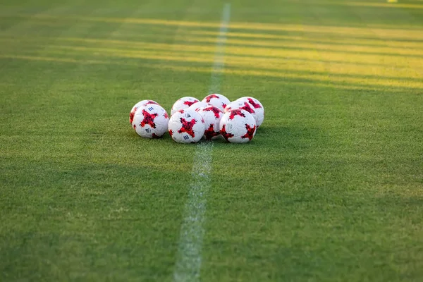 Palloni da calcio impilati durante l'allenamento — Foto Stock