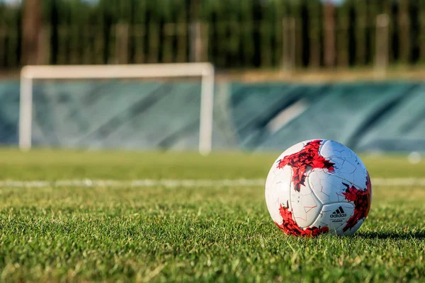 Футбольные мячи на поле во время тренировки — стоковое фото