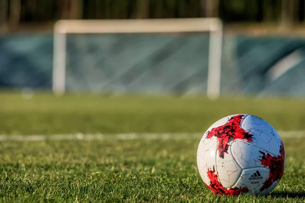 Bolas de futebol em campo durante o treinamento — Fotografia de Stock