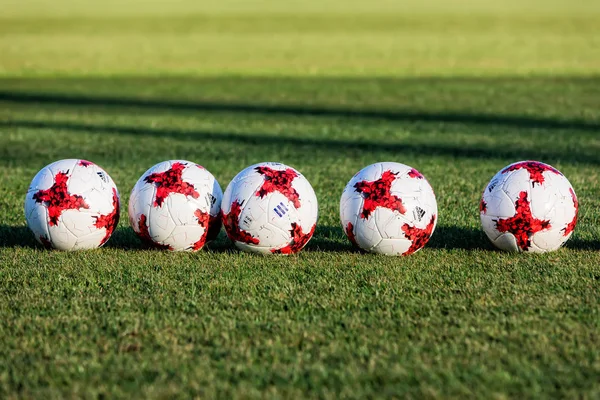 Eğitim sırasında sahada futbol topları — Stok fotoğraf