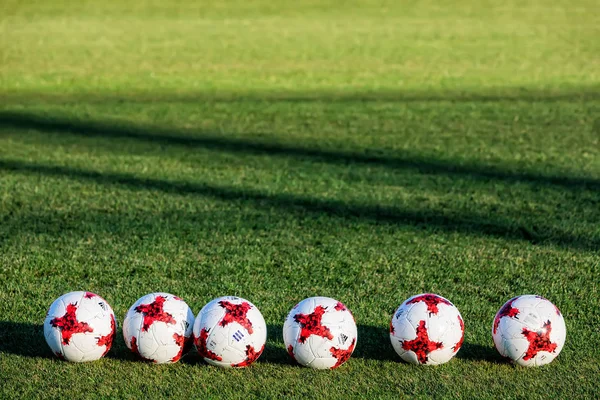 Eğitim sırasında sahada futbol topları — Stok fotoğraf