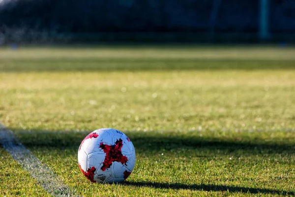 Voetbal ballen op het veld tijdens de training — Stockfoto