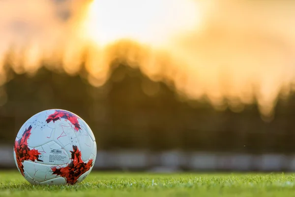 Voetbal ballen op de worp — Stockfoto