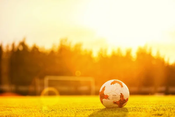 Palle da calcio in campo — Foto Stock