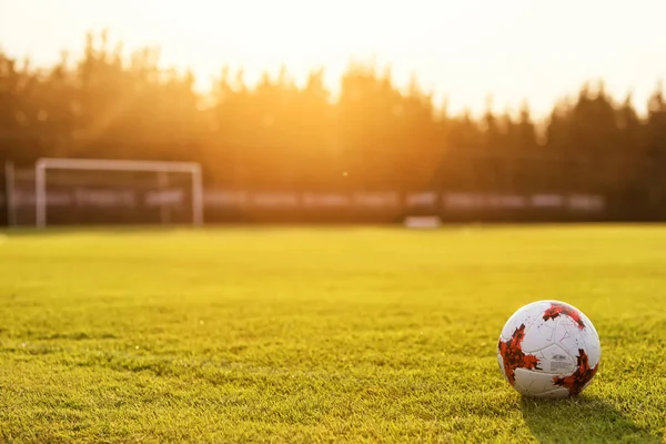 Pelotas de fútbol en el campo — Foto de Stock