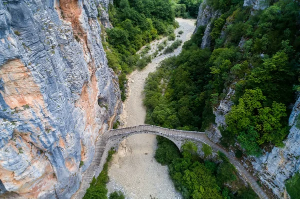 Stará Kokkori - Noutsou klenutý kamenný most na kaňon Vikos, Zagor — Stock fotografie